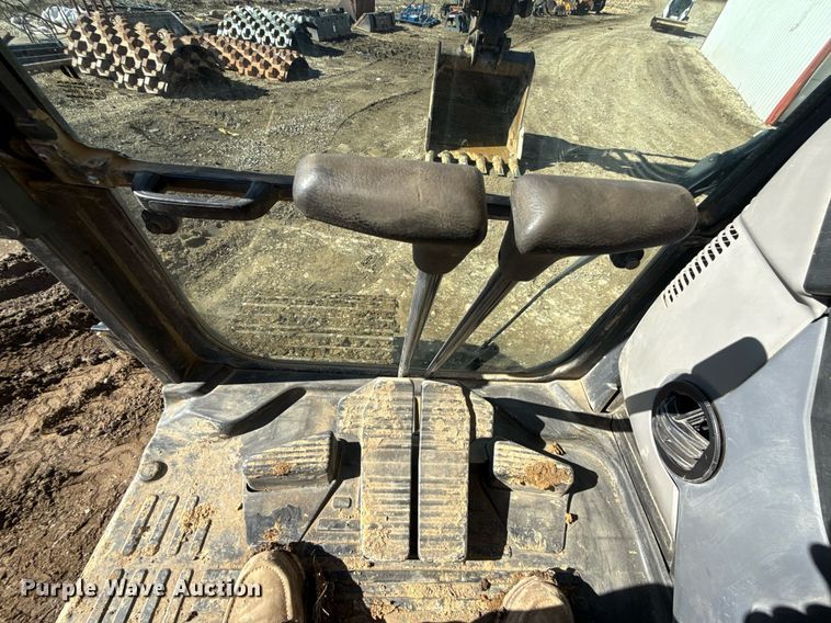 image for item DQ6648 2012 Komatsu PC240LC-10 excavator