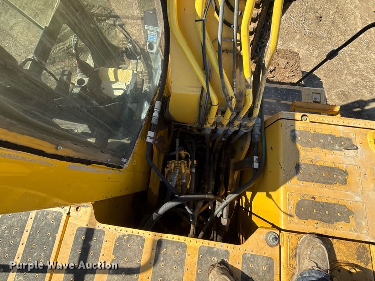 image for item DQ6648 2012 Komatsu PC240LC-10 excavator