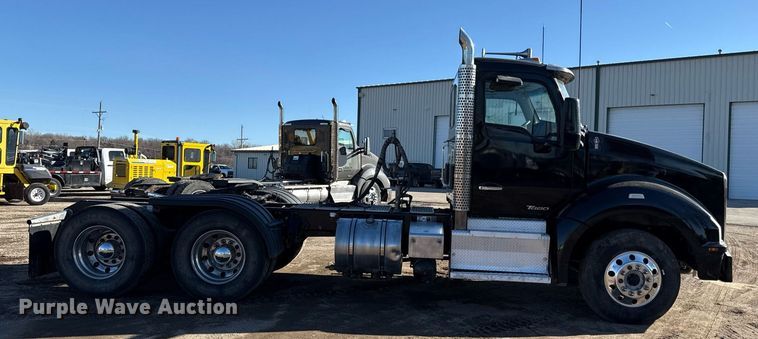 image for item DQ6672 2017 Kenworth T880 semi truck