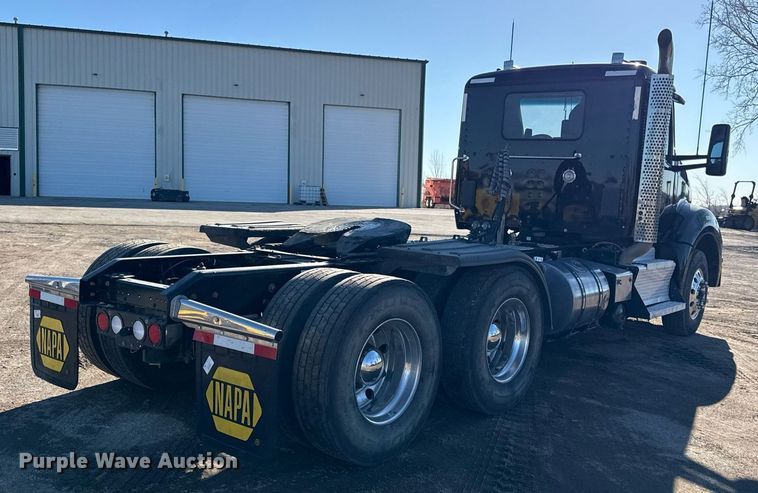 image for item DQ6672 2017 Kenworth T880 semi truck