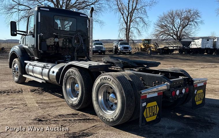 image for item DQ6672 2017 Kenworth T880 semi truck