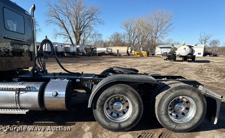 image for item DQ6672 2017 Kenworth T880 semi truck