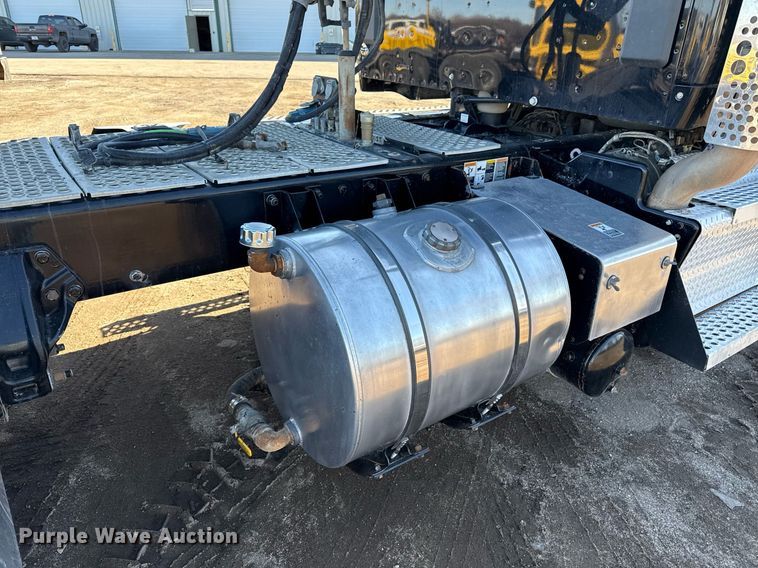 image for item DQ6672 2017 Kenworth T880 semi truck