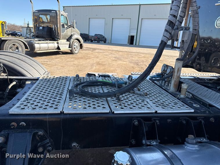 image for item DQ6672 2017 Kenworth T880 semi truck