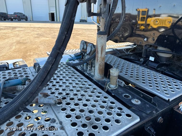 image for item DQ6672 2017 Kenworth T880 semi truck