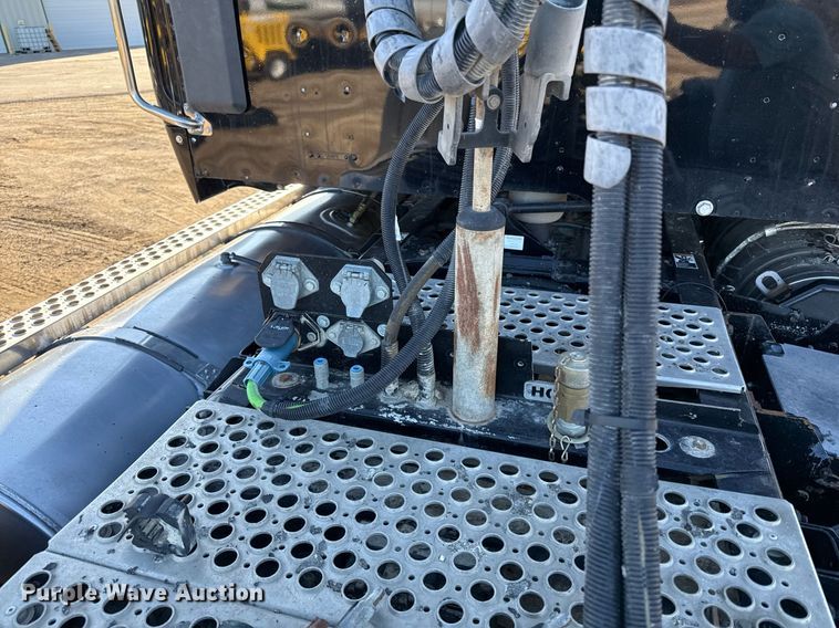 image for item DQ6672 2017 Kenworth T880 semi truck