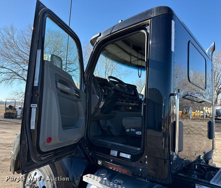 image for item DQ6672 2017 Kenworth T880 semi truck