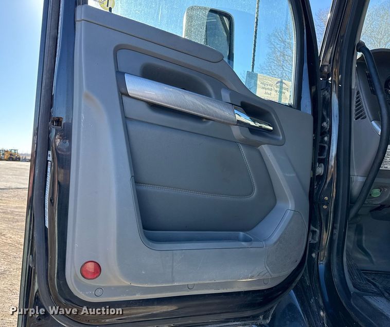 image for item DQ6672 2017 Kenworth T880 semi truck