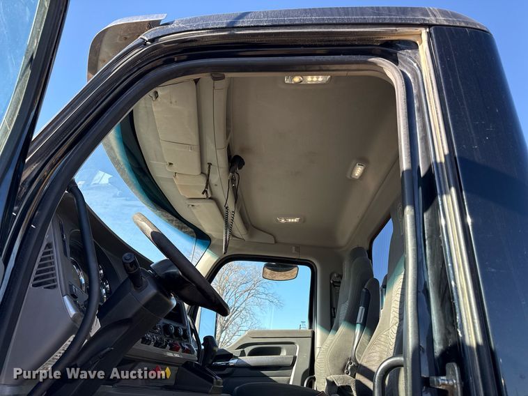 image for item DQ6672 2017 Kenworth T880 semi truck