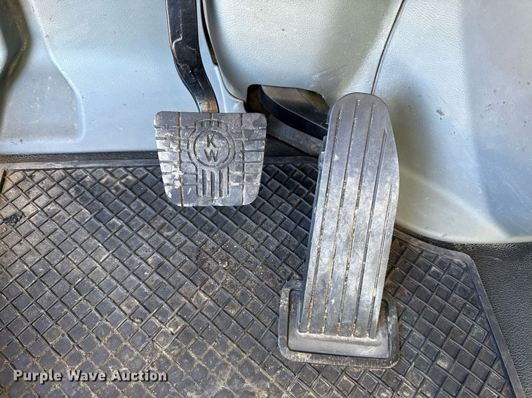 image for item DQ6672 2017 Kenworth T880 semi truck