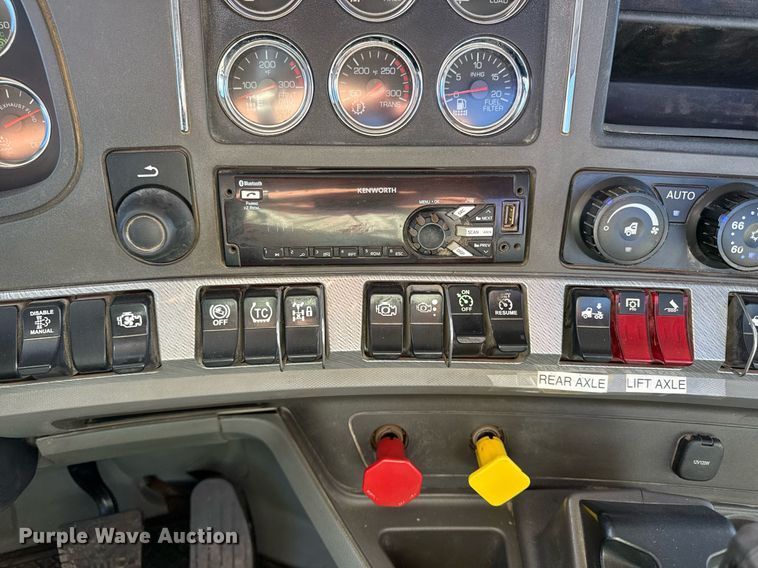 image for item DQ6672 2017 Kenworth T880 semi truck