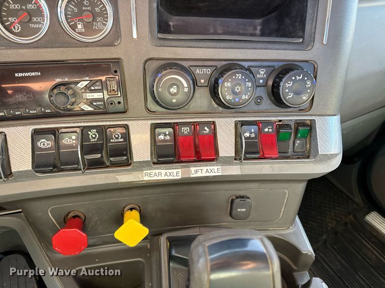 image for item DQ6672 2017 Kenworth T880 semi truck
