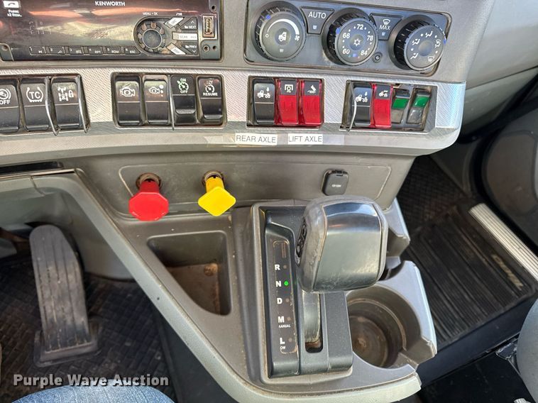 image for item DQ6672 2017 Kenworth T880 semi truck