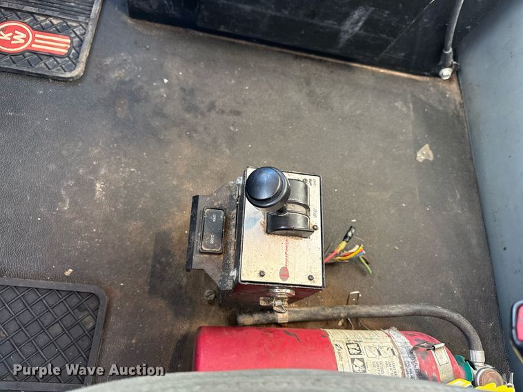 image for item DQ6672 2017 Kenworth T880 semi truck