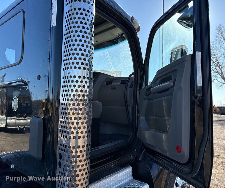 image for item DQ6672 2017 Kenworth T880 semi truck