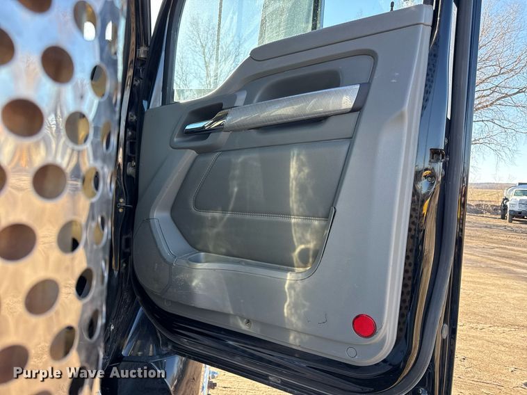 image for item DQ6672 2017 Kenworth T880 semi truck