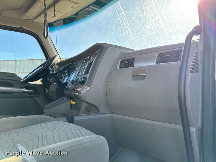 image for item DQ6672 2017 Kenworth T880 semi truck