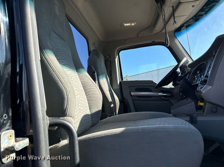 image for item DQ6672 2017 Kenworth T880 semi truck