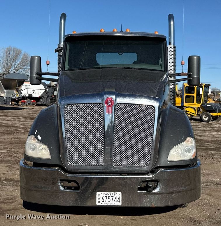 image for item DQ6673 2014 Kenworth T680 semi truck