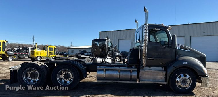 image for item DQ6673 2014 Kenworth T680 semi truck