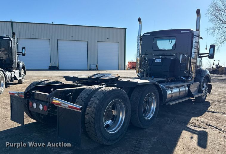 image for item DQ6673 2014 Kenworth T680 semi truck