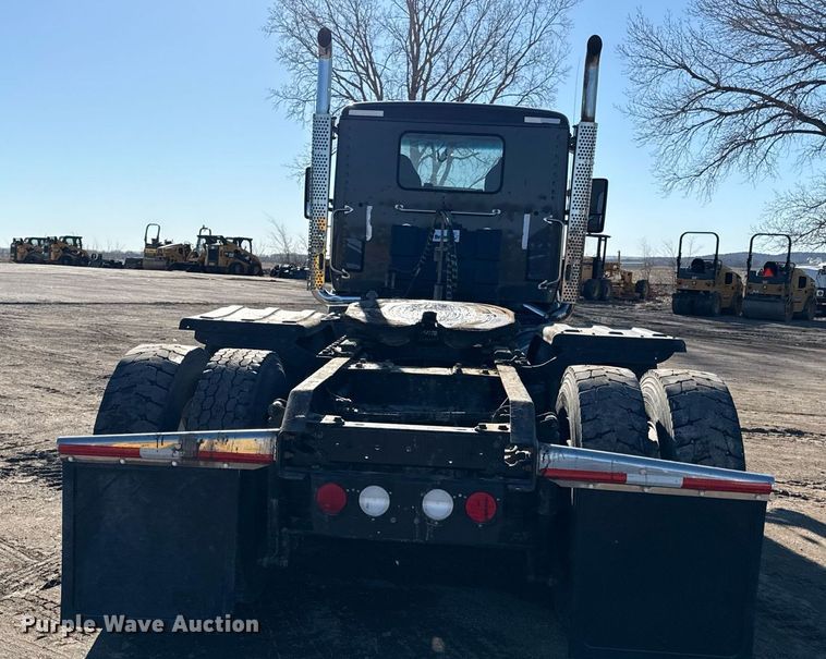 image for item DQ6673 2014 Kenworth T680 semi truck