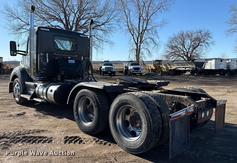image for item DQ6673 2014 Kenworth T680 semi truck