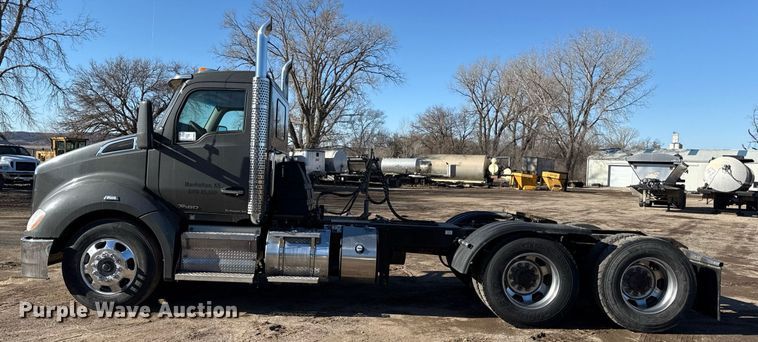 image for item DQ6673 2014 Kenworth T680 semi truck