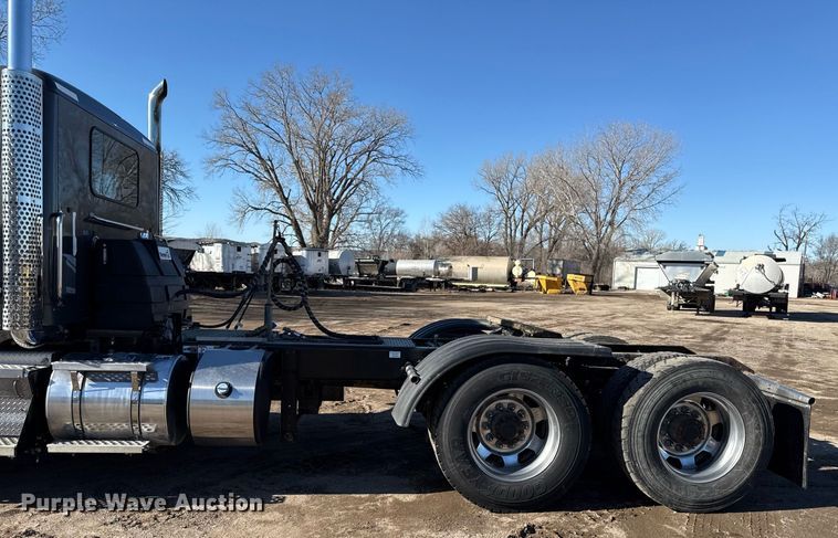 image for item DQ6673 2014 Kenworth T680 semi truck