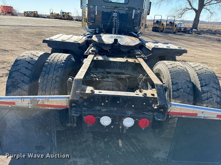 image for item DQ6673 2014 Kenworth T680 semi truck