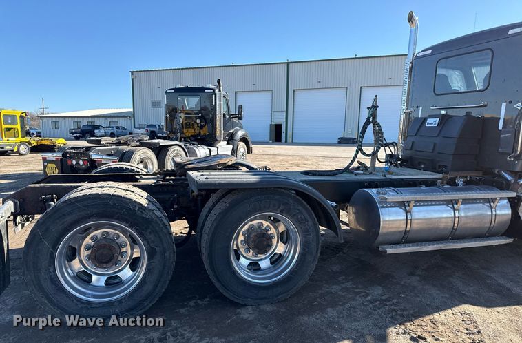 image for item DQ6673 2014 Kenworth T680 semi truck