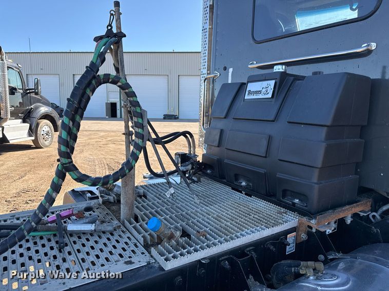 image for item DQ6673 2014 Kenworth T680 semi truck