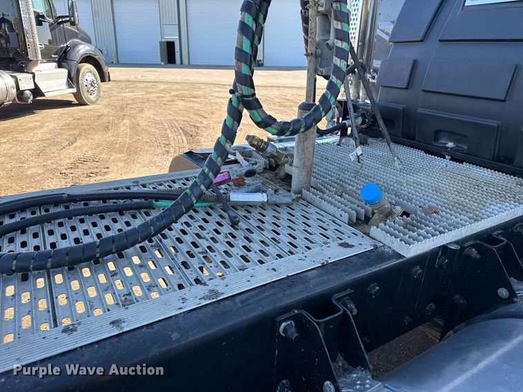 image for item DQ6673 2014 Kenworth T680 semi truck