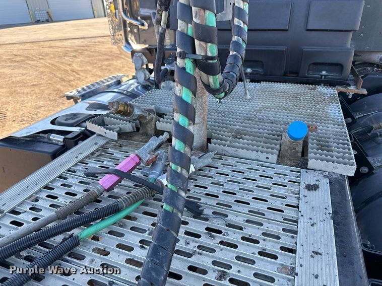 image for item DQ6673 2014 Kenworth T680 semi truck