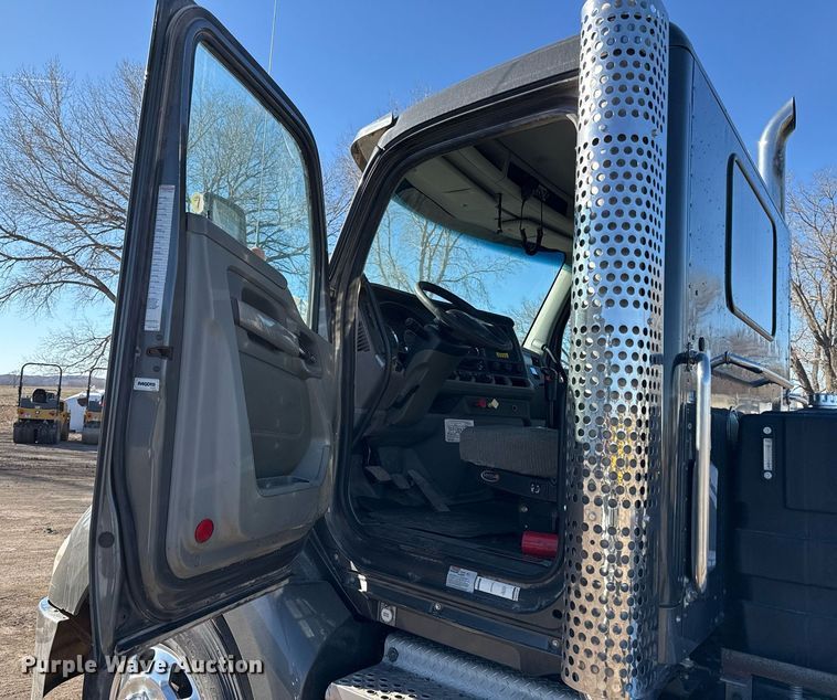 image for item DQ6673 2014 Kenworth T680 semi truck