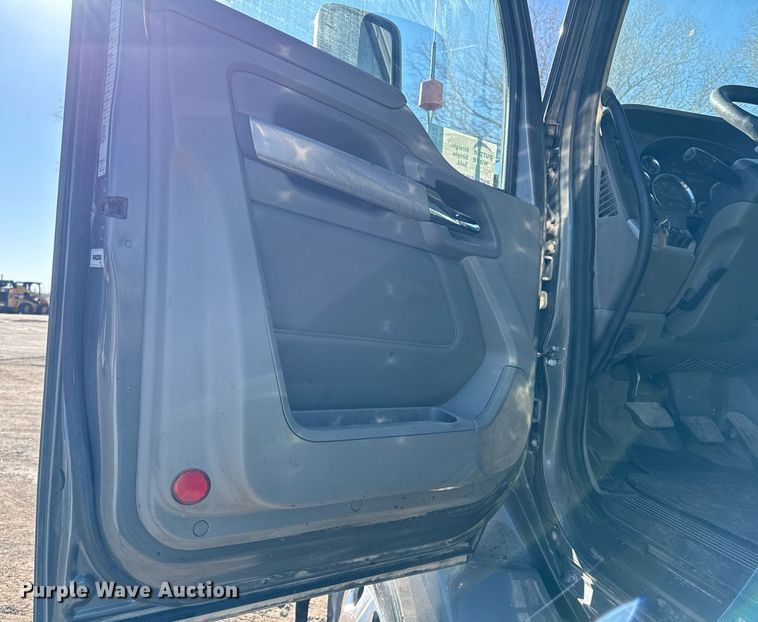 image for item DQ6673 2014 Kenworth T680 semi truck