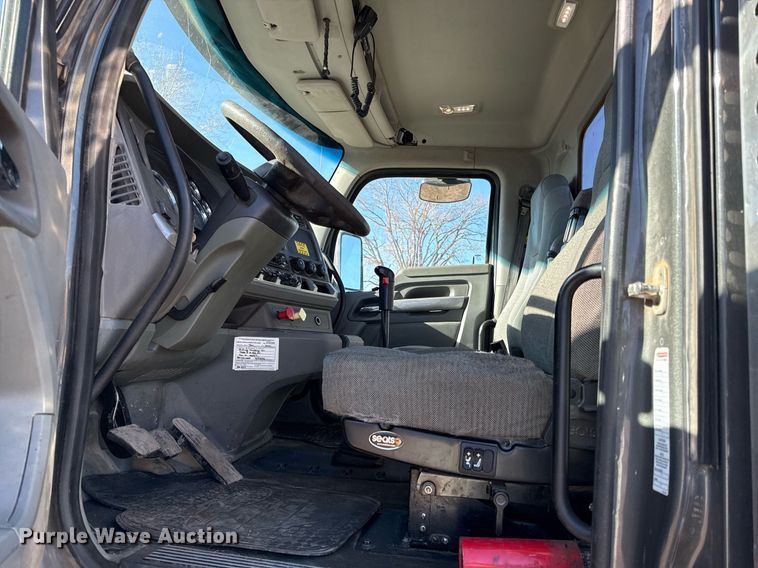 image for item DQ6673 2014 Kenworth T680 semi truck