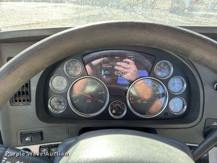 image for item DQ6673 2014 Kenworth T680 semi truck