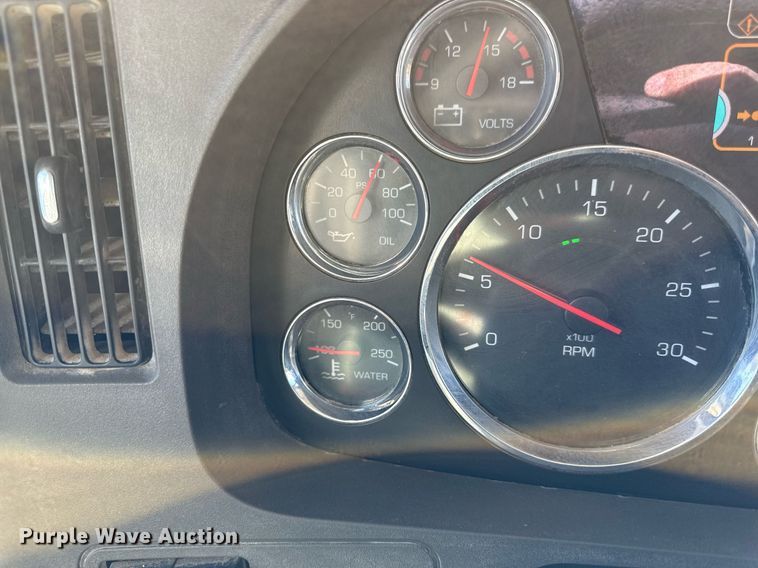 image for item DQ6673 2014 Kenworth T680 semi truck