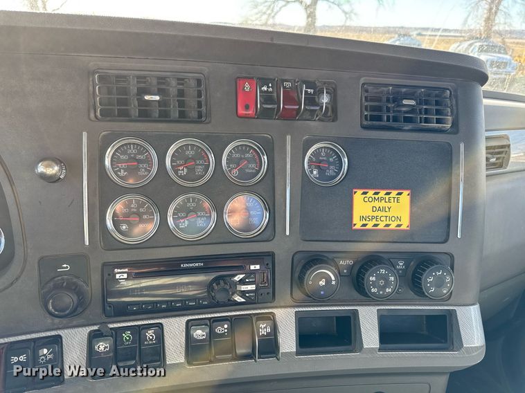 image for item DQ6673 2014 Kenworth T680 semi truck