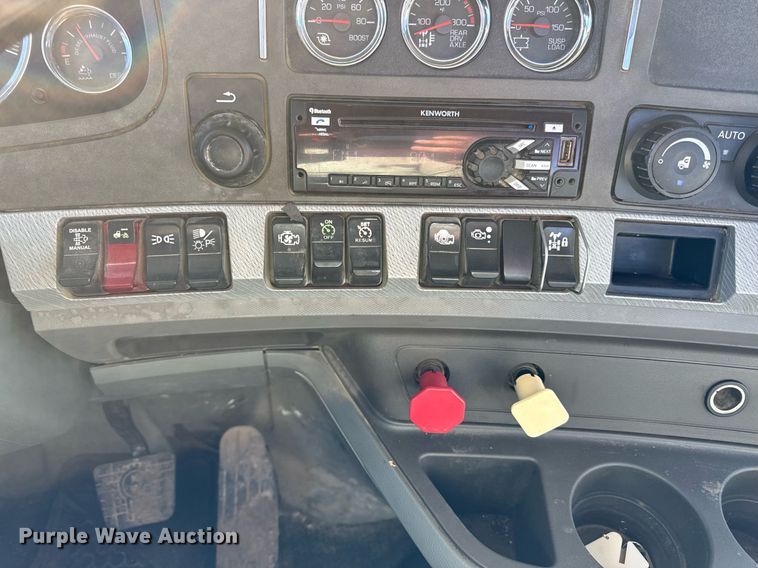 image for item DQ6673 2014 Kenworth T680 semi truck