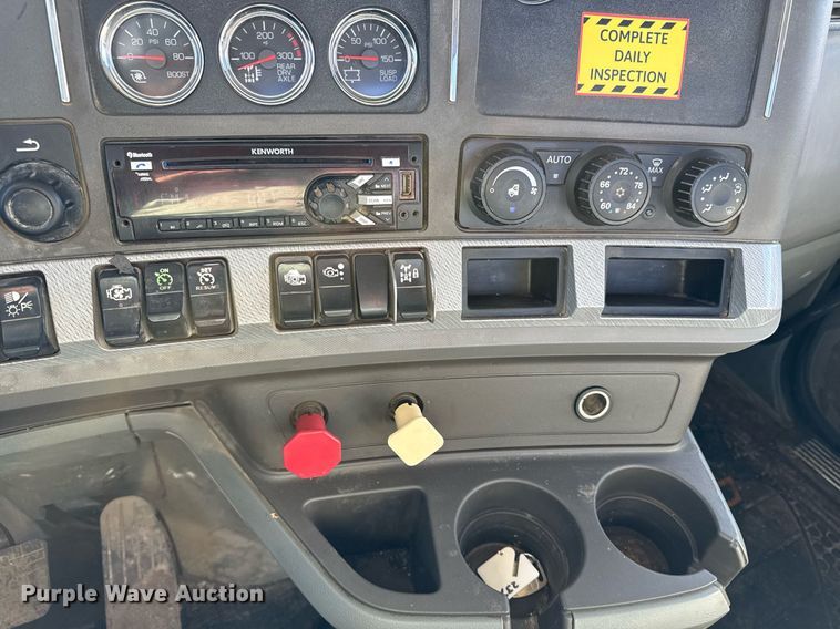 image for item DQ6673 2014 Kenworth T680 semi truck