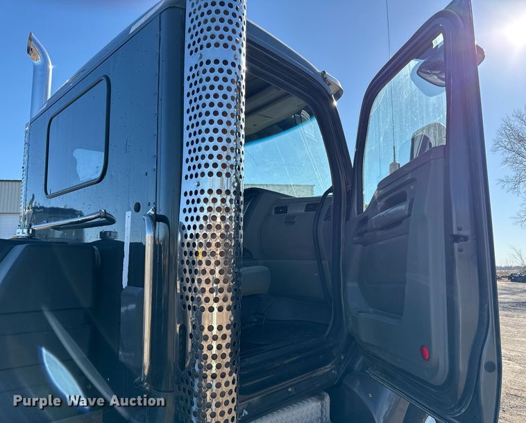 image for item DQ6673 2014 Kenworth T680 semi truck