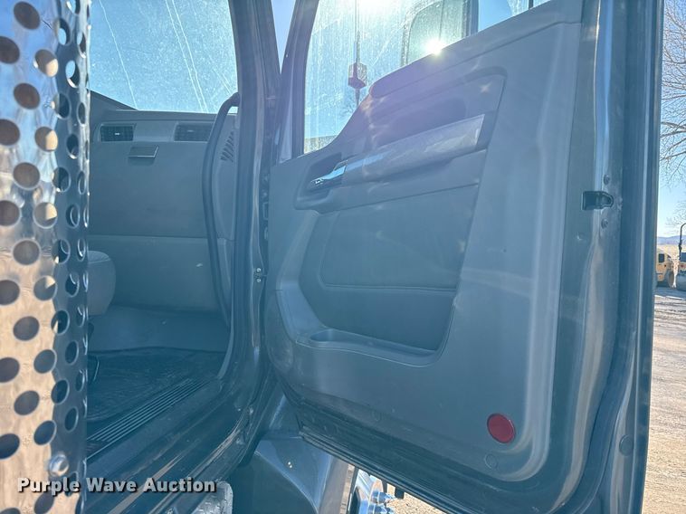 image for item DQ6673 2014 Kenworth T680 semi truck