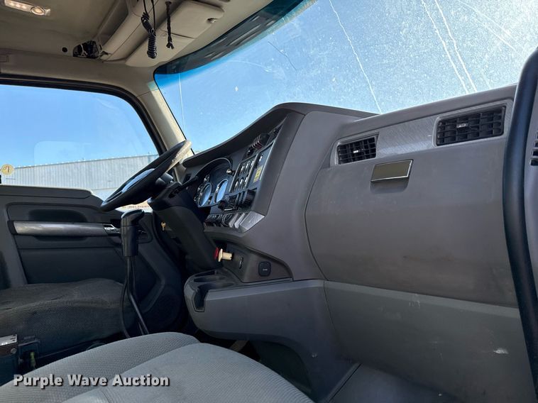 image for item DQ6673 2014 Kenworth T680 semi truck