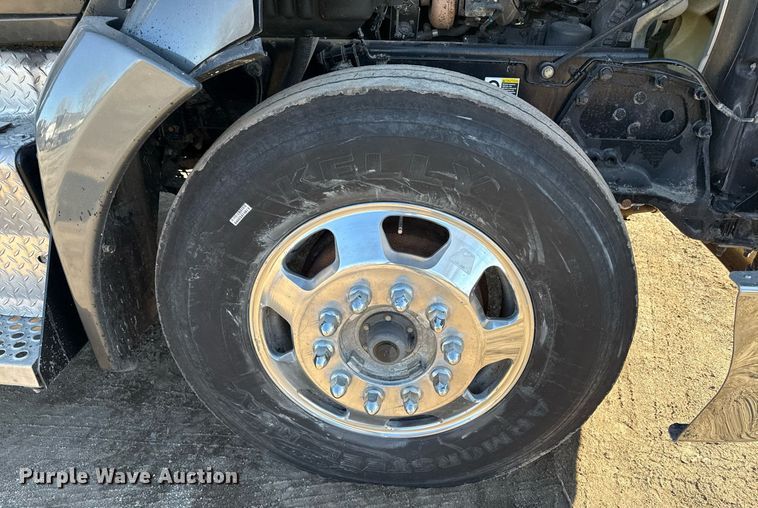 image for item DQ6673 2014 Kenworth T680 semi truck