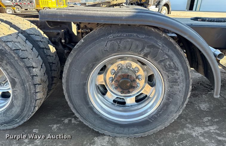 image for item DQ6673 2014 Kenworth T680 semi truck