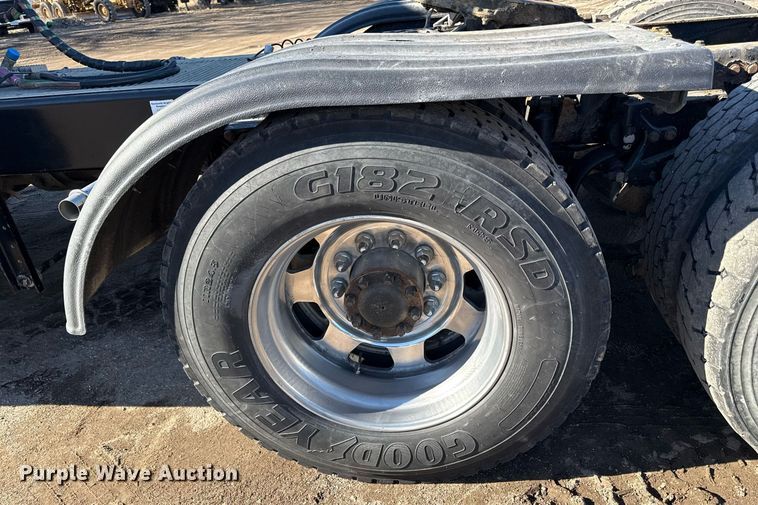 image for item DQ6673 2014 Kenworth T680 semi truck