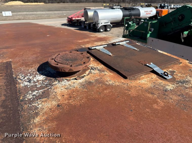 image for item DQ6678 Frac tank trailer