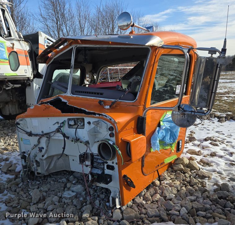 image for item DS5272 2012 Peterbilt semi truck cab